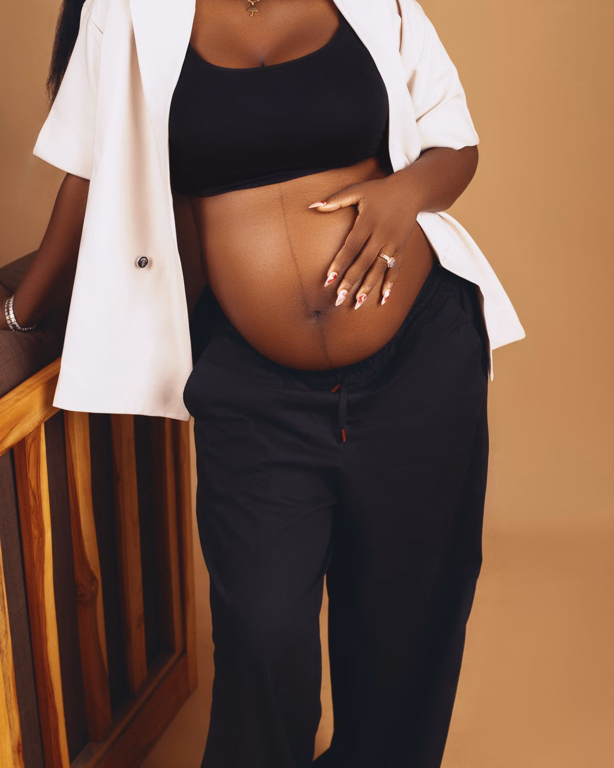 Protection de la femme enceinte au travail : future mère posant la main sur son ventre