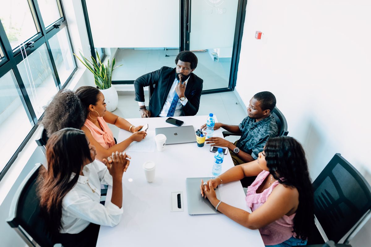 Rupture conventionnelle au Togo : salariés et employeur en réunion dans un bureau ouest-africain