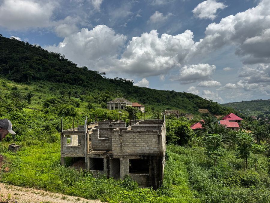 SCI au Togo : maison en parpaings en construction sur un terrain en Afrique de l'Ouest
