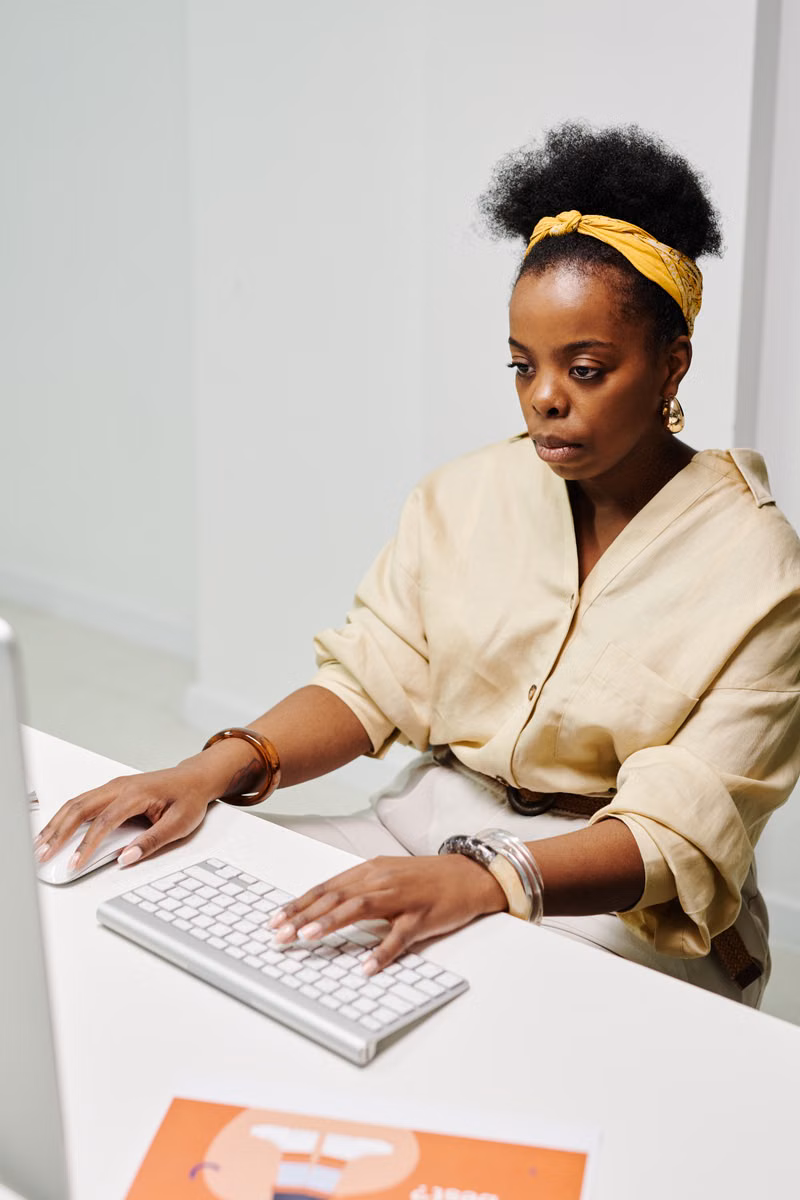 Employée au clavier d'un ordinateur : l'obligation de sécurité des données personnelles en entreprise au Togo