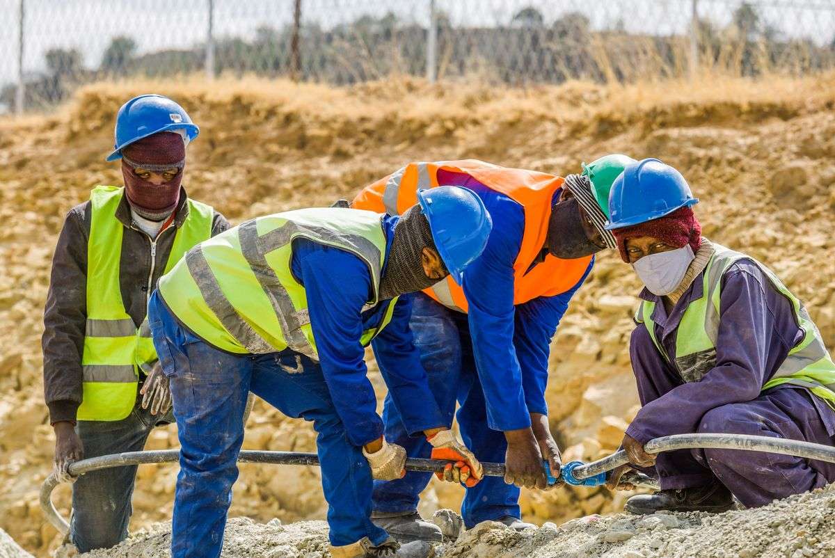 tâcheronnat - ouvriers africains sur un chantier de construction