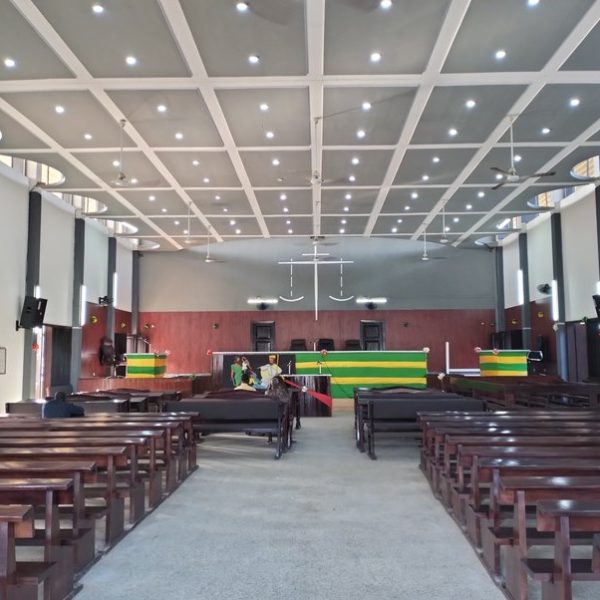 Tribunal de commerce au Togo : salle d audience du tribunal de grande instance de Lome, estrade aux couleurs nationales