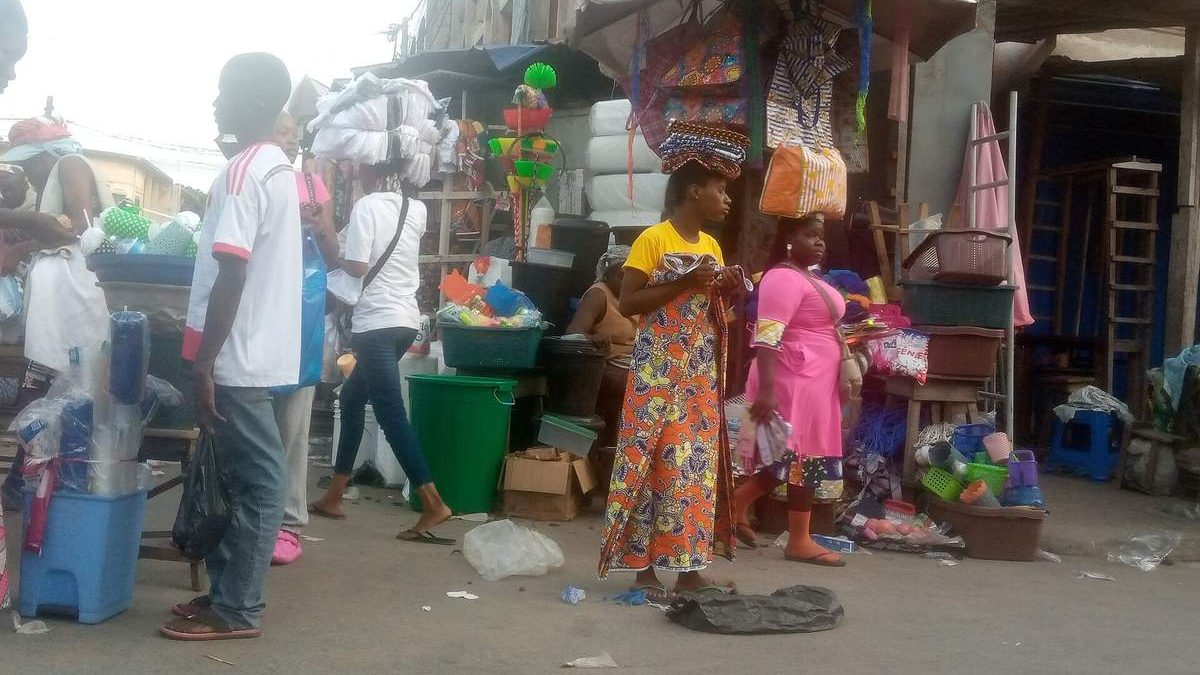 Carte d'identité togolaise : vendeuses et passants au grand marché de Lomé, où une pièce d'identité est souvent demandée