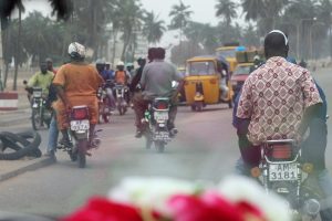 Carte d'identité togolaise : conducteurs de zémidjan dans la circulation à Lomé, plaques d'immatriculation TG