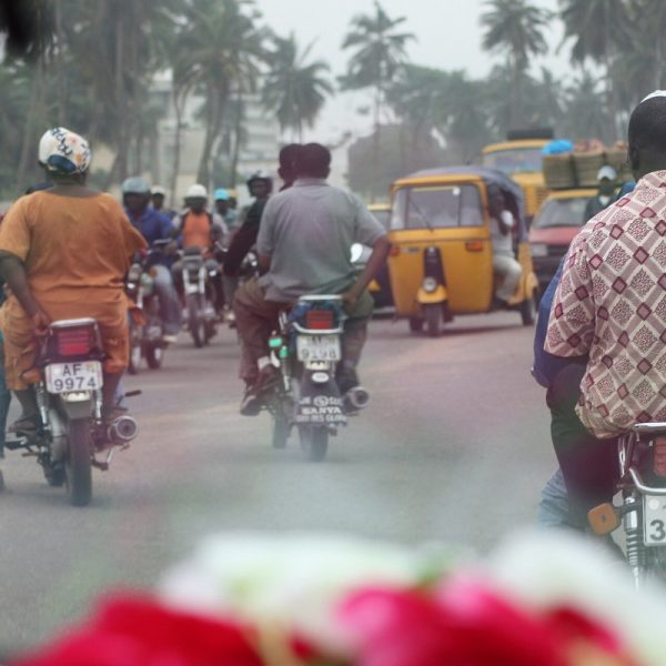 Carte d'identité togolaise : conducteurs de zémidjan dans la circulation à Lomé, plaques d'immatriculation TG
