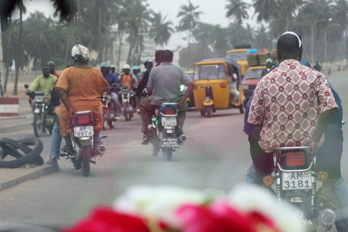Carte d'identité togolaise : conducteurs de zémidjan dans la circulation à Lomé, plaques d'immatriculation TG