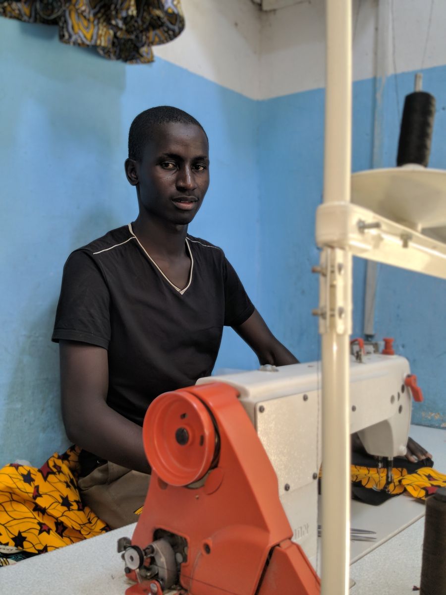 Tailleur dans son atelier, métier classé en catégorie professionnelle d'exécution au Togo