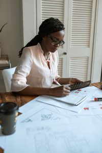 Salariée calculant sa catégorie professionnelle et son salaire minimum au Togo