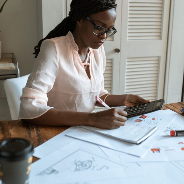 Salariée calculant sa catégorie professionnelle et son salaire minimum au Togo