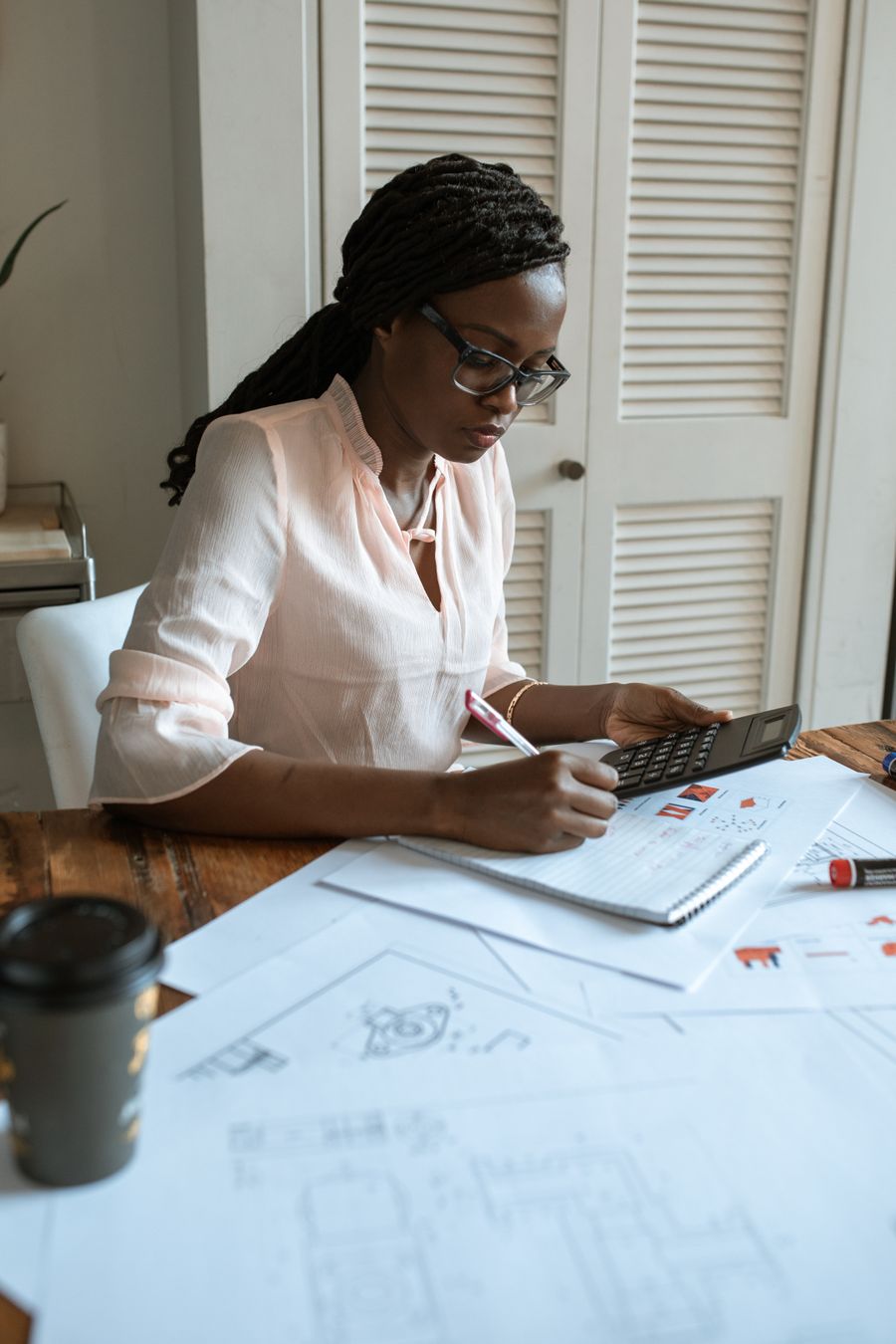 Salariée calculant sa catégorie professionnelle et son salaire minimum au Togo