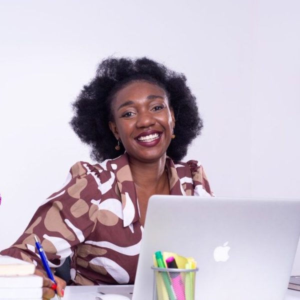 conformité entreprise Togo - cheffe d’entreprise africaine souriante à son bureau