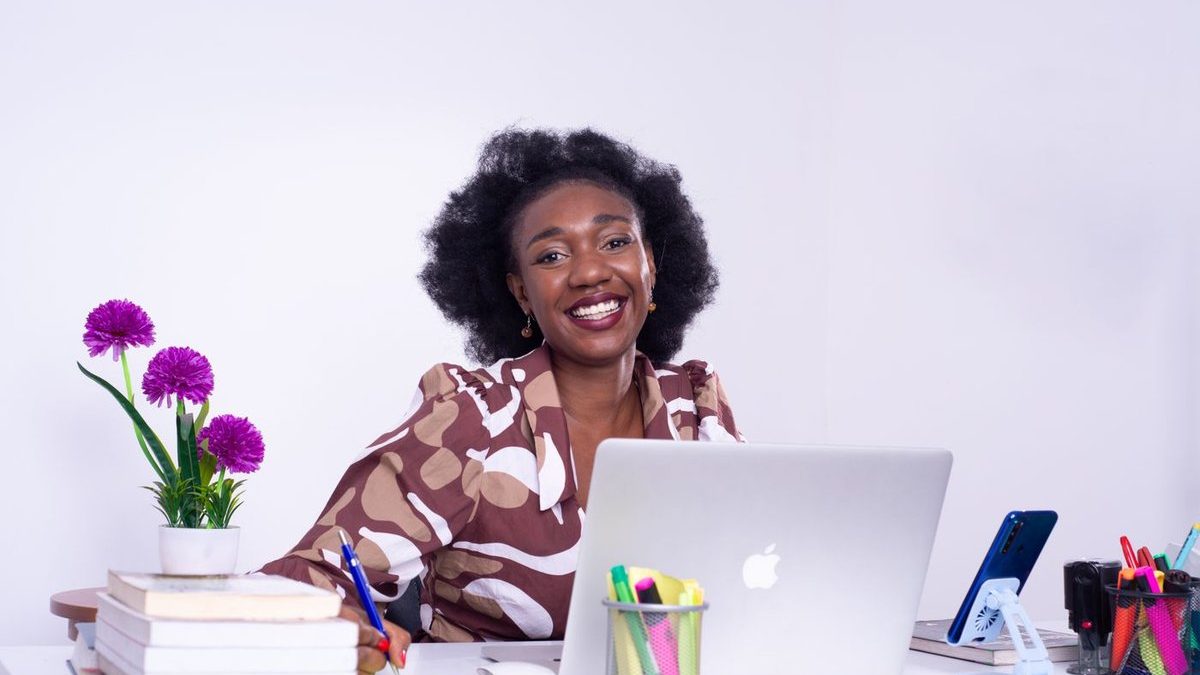 conformité entreprise Togo - cheffe d’entreprise africaine souriante à son bureau