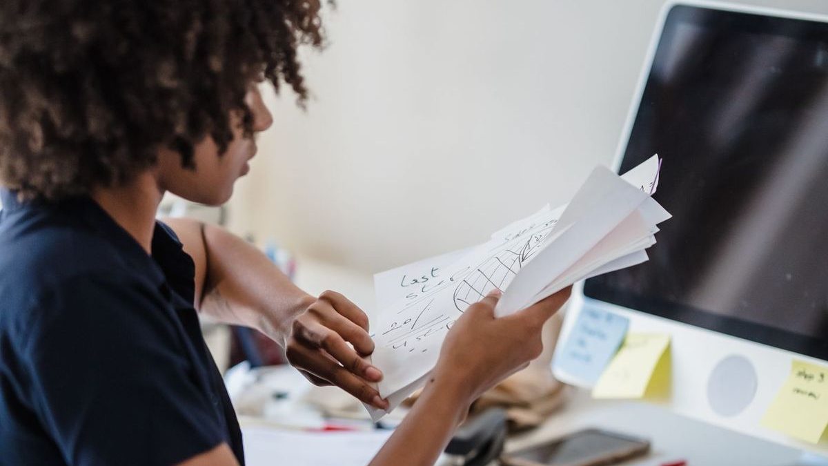 conformité entreprise Togo - entrepreneure qui trie ses documents administratifs à son bureau
