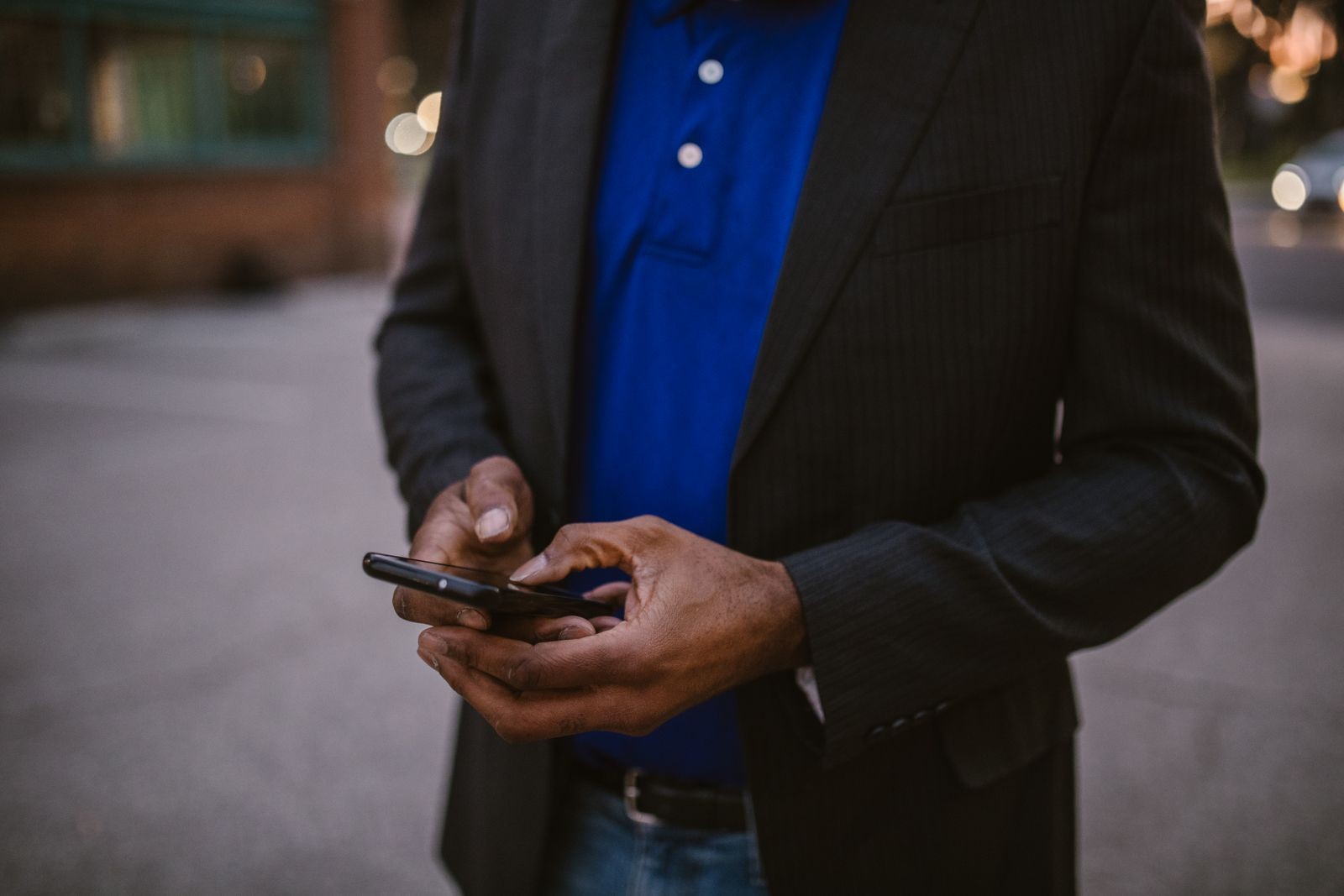 Un client rédige sur son téléphone le message qu'il envisage de publier contre une entreprise au Togo