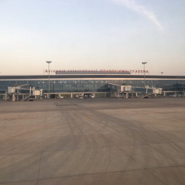 Passeport togolais : l'aérogare de l'aéroport international Gnassingbé Eyadéma de Lomé vue depuis le tarmac