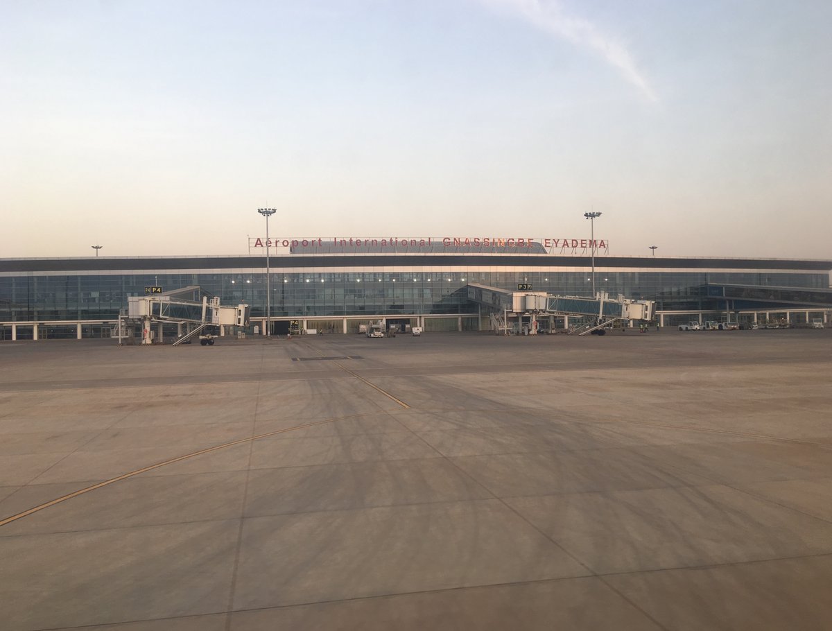 Passeport togolais : l'aérogare de l'aéroport international Gnassingbé Eyadéma de Lomé vue depuis le tarmac
