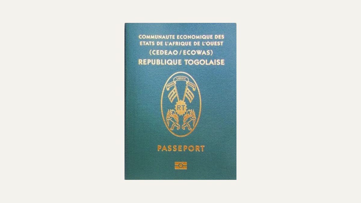 Passeport togolais : couverture du passeport biométrique de la République togolaise aux armes de la CEDEAO
