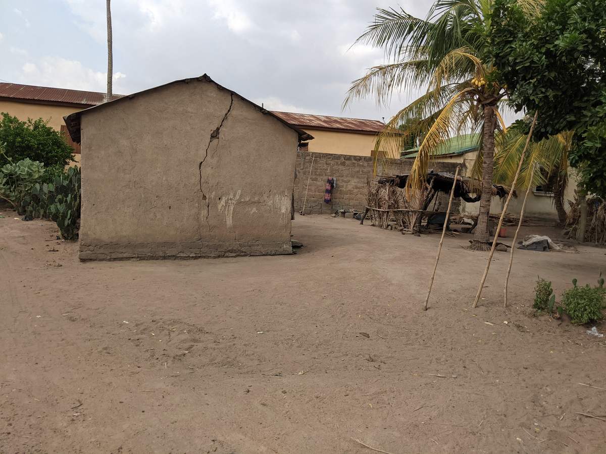 Maison en terre battue et cour au Togo, exemple d’emprise permanente et suffisante sur un terrain occupé de longue date