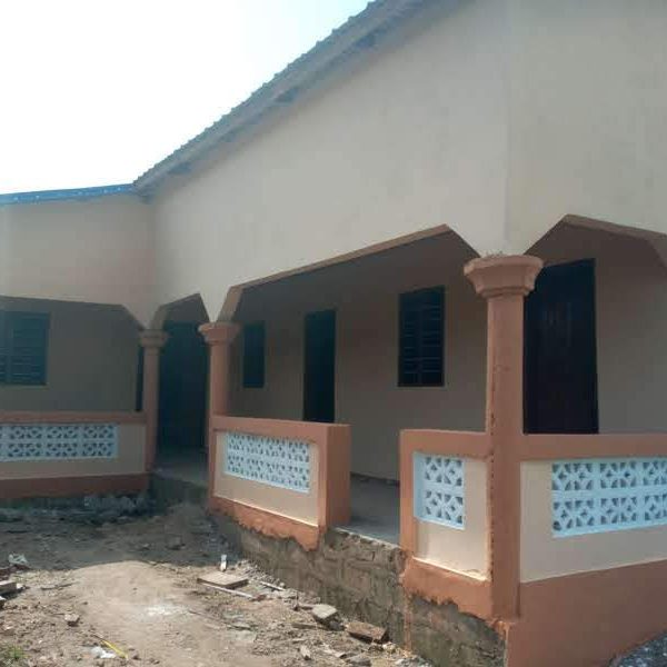 Maison d’habitation en construction sur une parcelle au Togo, illustrant l’occupation d’un terrain avant régularisation foncière