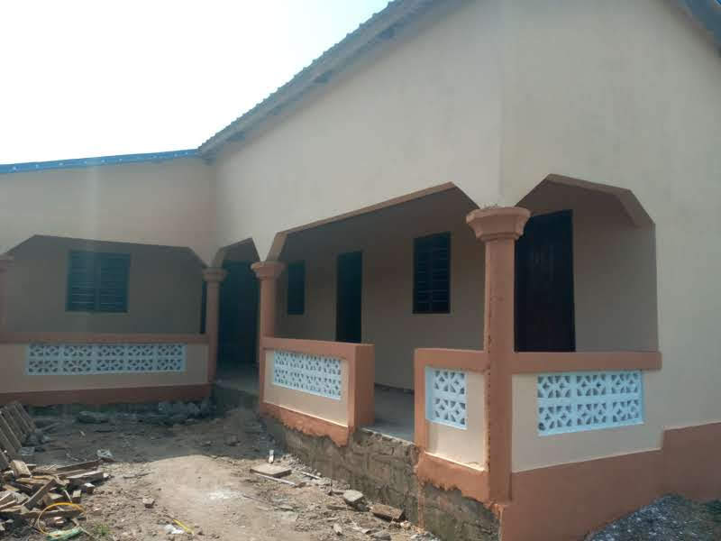 Maison d’habitation en construction sur une parcelle au Togo, illustrant l’occupation d’un terrain avant régularisation foncière