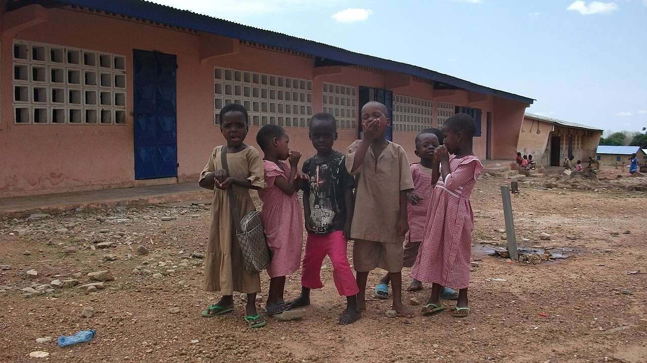 Acte de naissance au Togo : écoliers en uniforme devant l'école primaire de Kabou-Marché