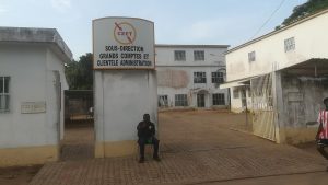 Compteur Cash Power au Togo : entrée d'une agence de la CEET à Assivito, Lomé, avec le logo de la compagnie