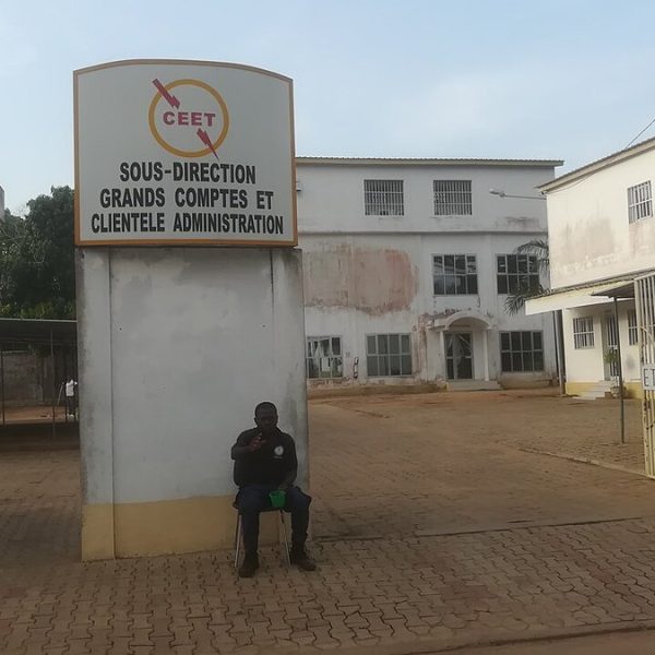 Compteur Cash Power au Togo : entrée d'une agence de la CEET à Assivito, Lomé, avec le logo de la compagnie