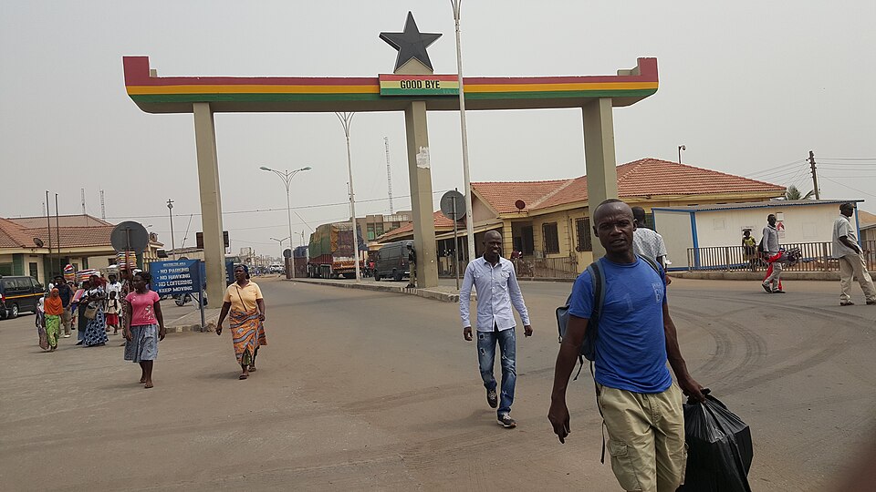 Étranger et terrain au Togo : le poste-frontière d'Aflao entre le Ghana et le Togo, vu côté ghanéen