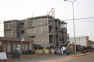 Étranger qui achète un terrain au Togo : immeuble en construction au bord d'une rue de Lomé