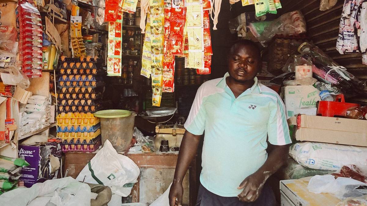 Fonds de commerce au Togo - commerçant africain dans sa boutique de quartier remplie de marchandises