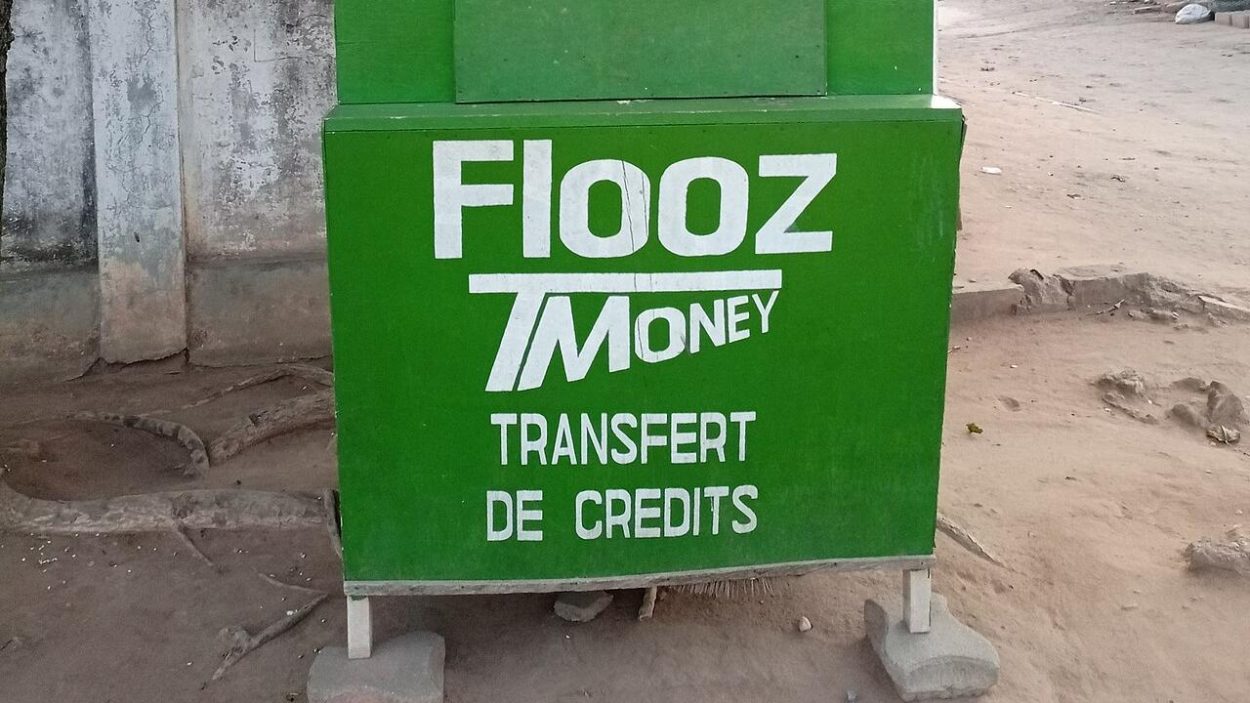 Frais mobile money UEMOA - kiosque de transfert Flooz et TMoney dans une rue du Togo