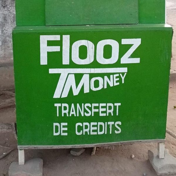 Frais mobile money UEMOA - kiosque de transfert Flooz et TMoney dans une rue du Togo