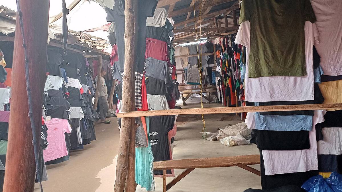 Réclamer ses droits au travail : étals de vêtements suspendus sous un hangar du marché de Hédzranawoé à Lomé