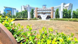 Retraite au Togo : siège de la Caisse nationale de sécurité sociale (CNSS) à Lomé, avec sa sculpture devant l'entrée