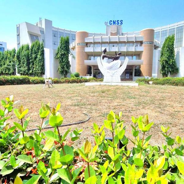 Retraite au Togo : siège de la Caisse nationale de sécurité sociale (CNSS) à Lomé, avec sa sculpture devant l'entrée