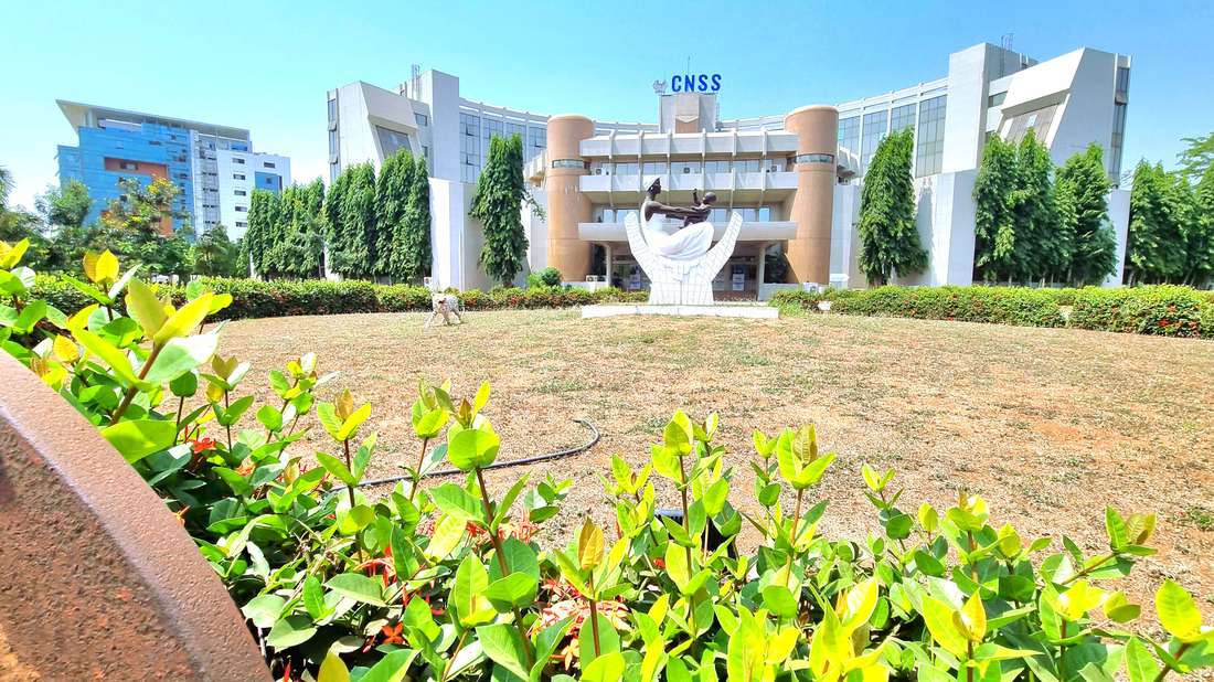 Retraite au Togo : siège de la Caisse nationale de sécurité sociale (CNSS) à Lomé, avec sa sculpture devant l'entrée