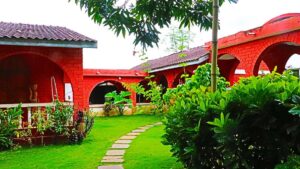 Testament au Togo : maison en briques rouges à arcades et son jardin à Kpalimé