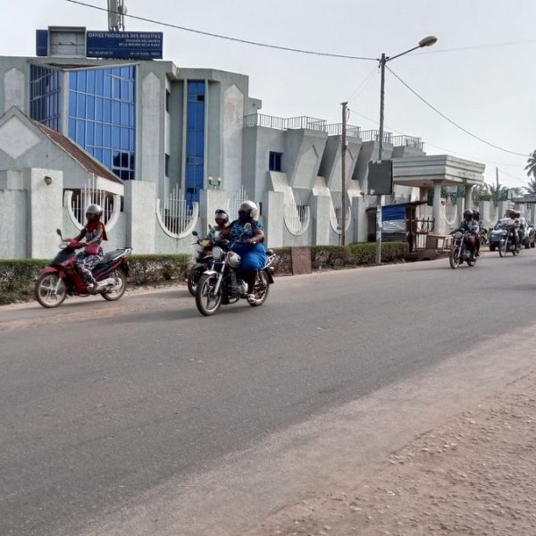 TPU au Togo : motos devant le bâtiment de l’Office togolais des recettes (OTR) à Kara