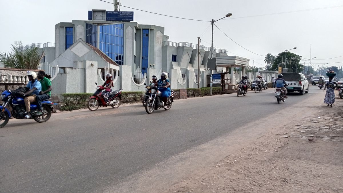 TPU au Togo : motos devant le bâtiment de l’Office togolais des recettes (OTR) à Kara